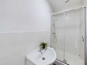 shower room - click for photo gallery